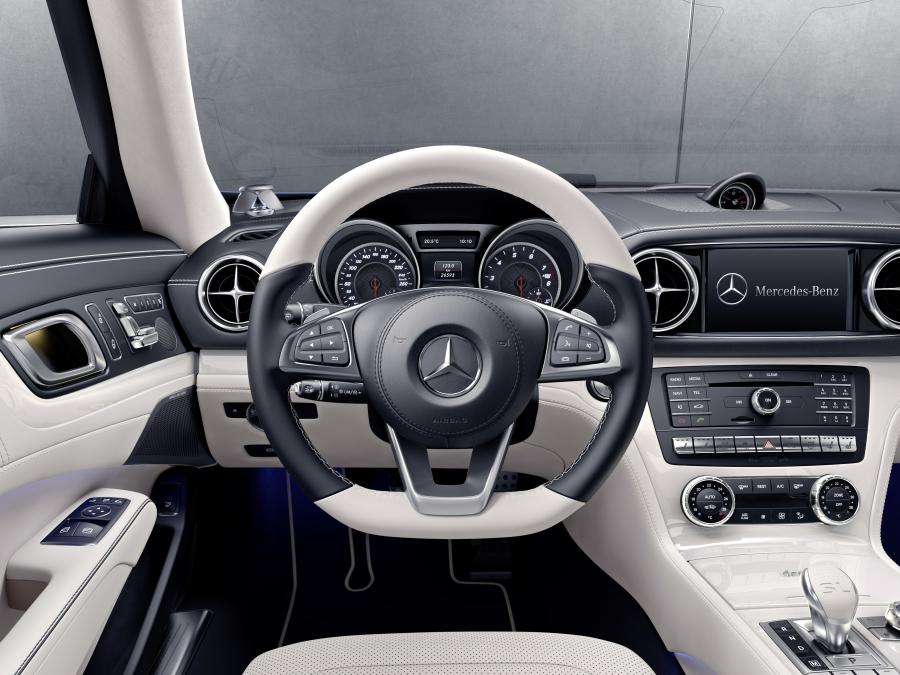 Панель приборов Mercedes-Benz SL-Class Designo Edition 2017 года  (фото 6 из 8)